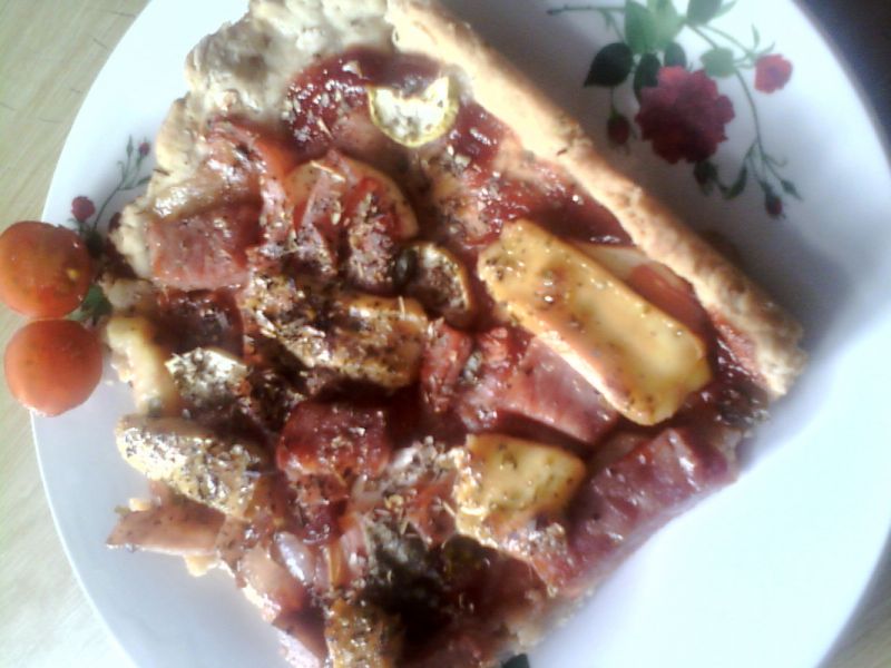 Pizza z pomidorami i serkiem topionym 