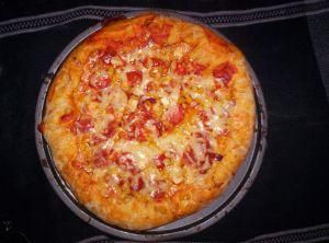 Pizza z pomidorami i żółtym serem