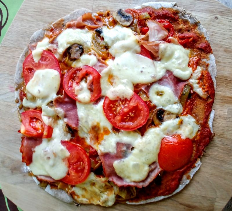 Pizza z pomidorami, papryką, cebulą, pieczarkami