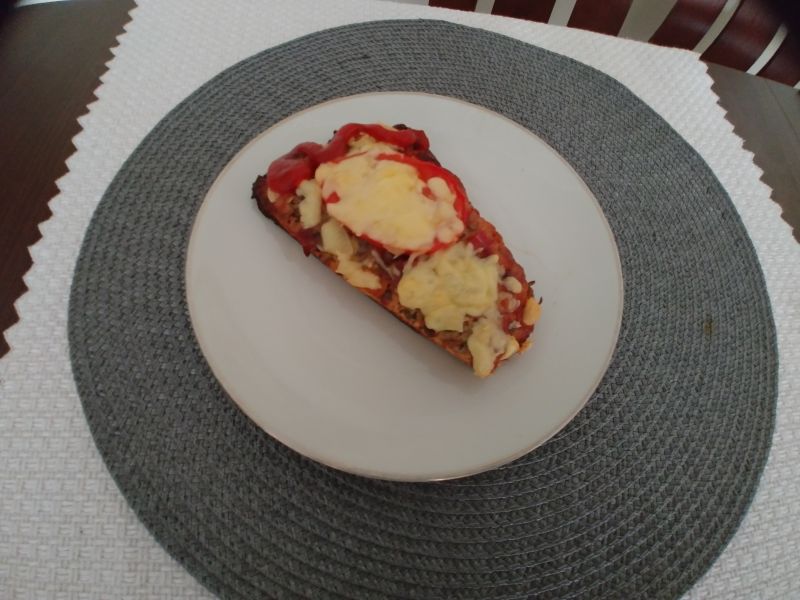 Pizza z pomidorami, pieczarkami i salami Pizza z pomidorami, pieczarkami i salami