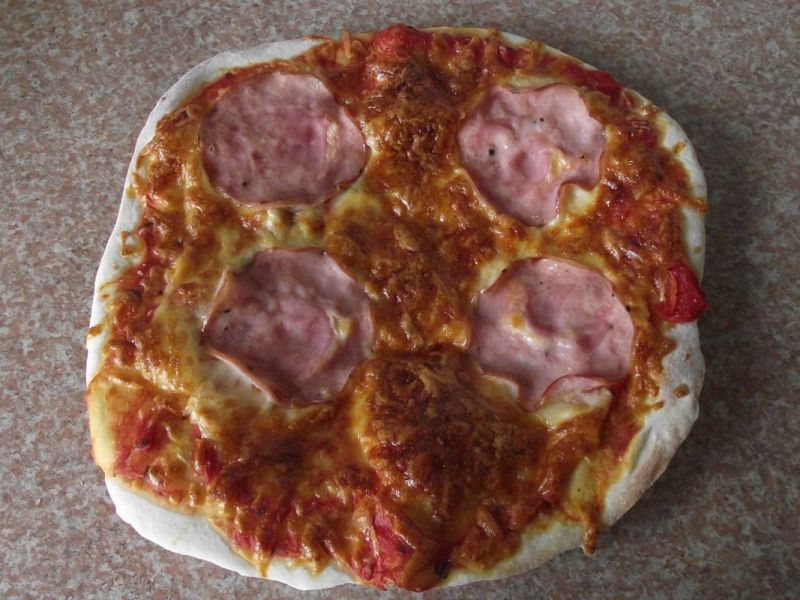 Pizza z pomidorami, serem i kiełbasą   Pizza z pomidorami, serem i kiełbasą