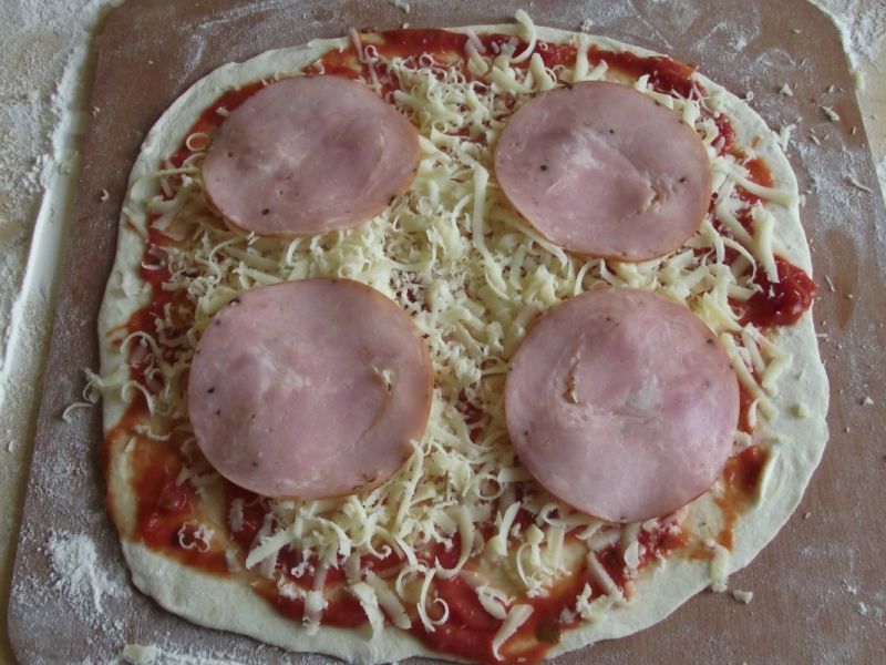 Pizza z pomidorami, serem i kiełbasą  