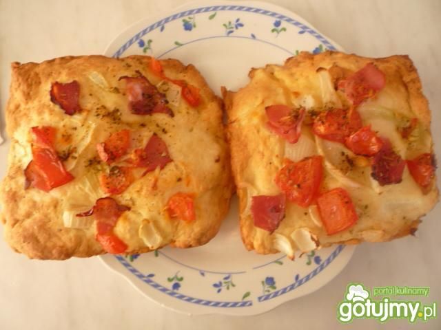 Pizza  z pomidorem, serem i szynką Pizza  z pomidorem, serem i szynką