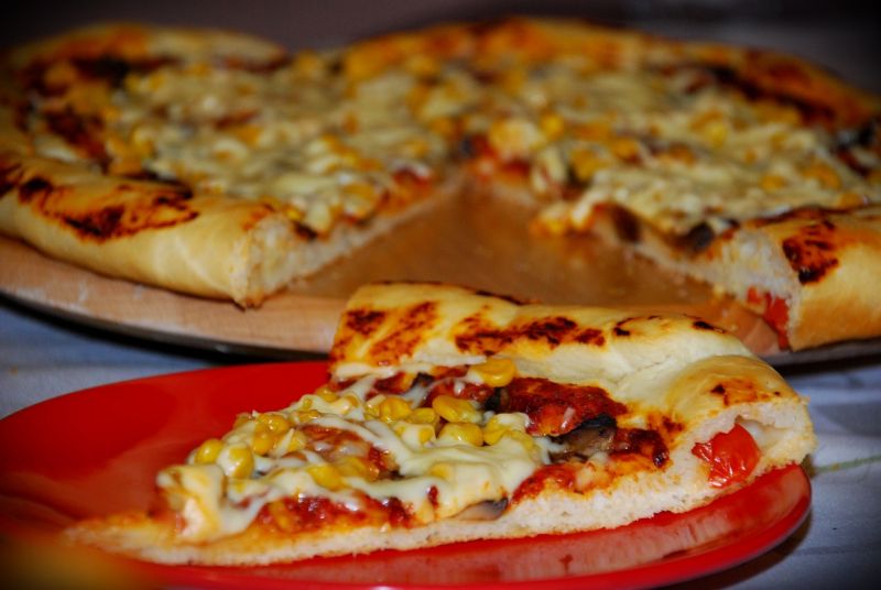 Pizza z pomidorkami koktajlowymi Pizza z pomidorkami koktajlowymi