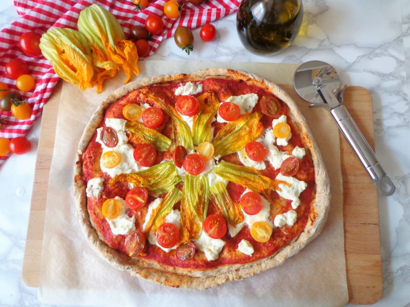 Pizza z pomidorkami, kwiatami cukinii i ricottą  Pizza z pomidorkami, kwiatami cukinii i ricottą