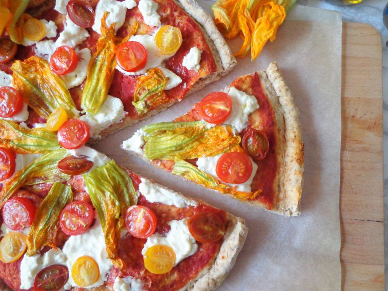 Pizza z pomidorkami, kwiatami cukinii i ricottą  Pizza z pomidorkami, kwiatami cukinii i ricottą