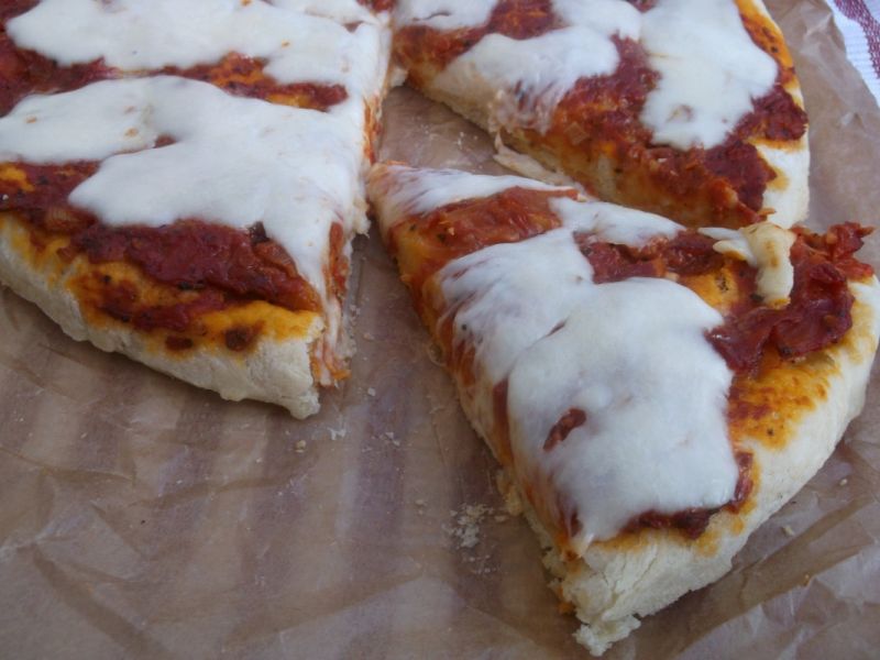 Pizza z pomidorowym sosem i mozzarellą Pizza z pomidorowym sosem i mozzarellą