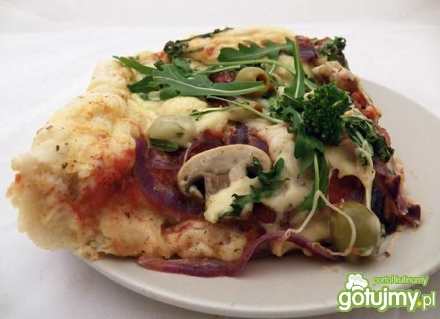 Pizza z rukolą i innymi pysznościami