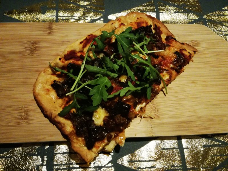 Pizza z rukolą i mięsem mielonym Pizza z rukolą i mięsem mielonym