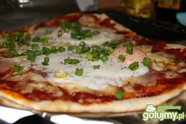 Pizza z sadzonym jajkiem i szczypiorkiem Pizza z sadzonym jajkiem i szczypiorkiem