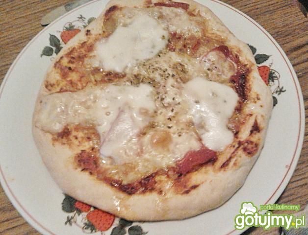 Pizza z salami 4 Pizza z salami 4