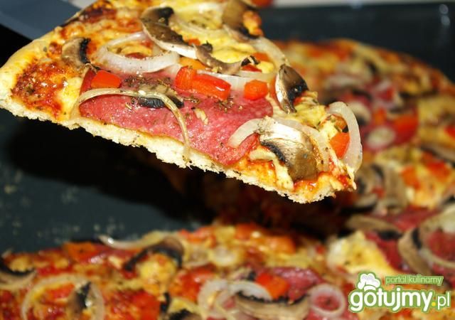 Pizza z salami. Pizza z salami.
