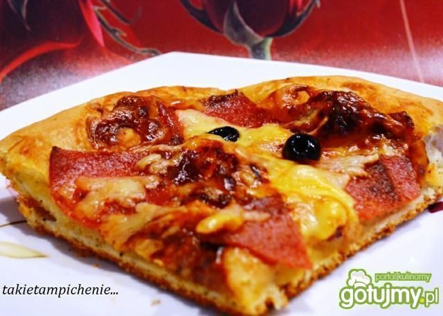 Pizza z salami i oliwkami Pizza z salami i oliwkami