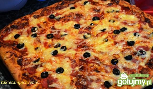 Pizza z salami i oliwkami