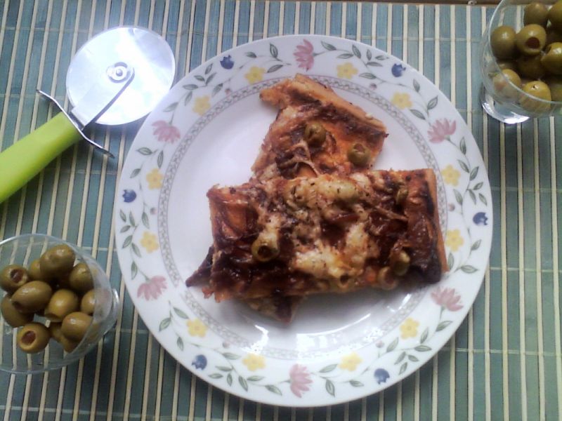 Pizza z salami i oliwkami