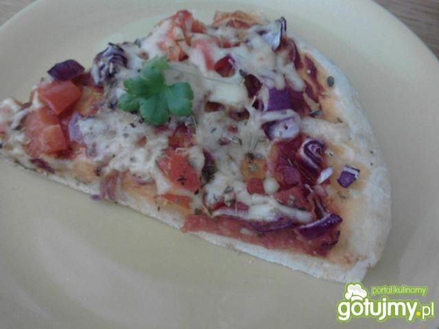 Pizza z salami i papryką