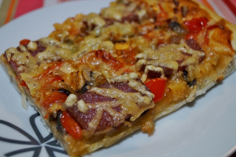 Pizza z salami i papryką Pizza z salami i papryką