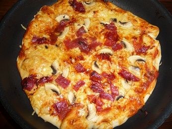 Pizza z salami i pieczarkami Pizza z salami i pieczarkami
