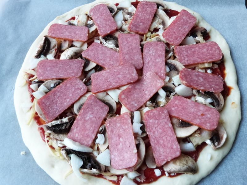 Pizza z salami i pieczarkami