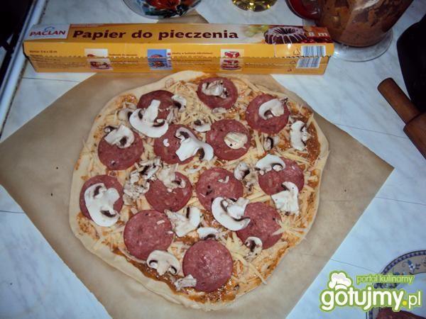 Pizza z salami i pieczarkami.