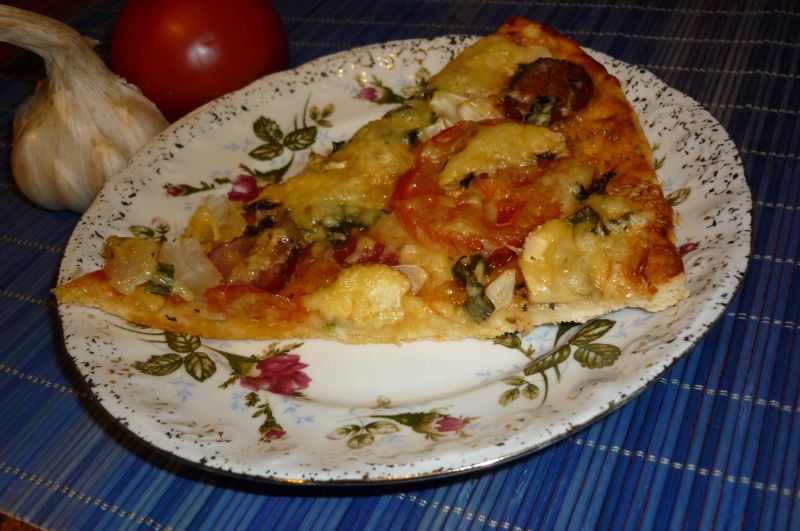 Pizza z salami i pomidorami Pizza z salami i pomidorami