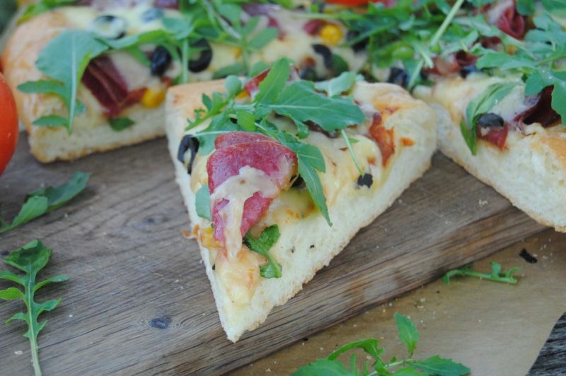 Pizza z salami i rukolą Pizza z salami i rukolą