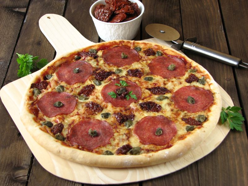 Pizza z salami i suszonymi pomidorami