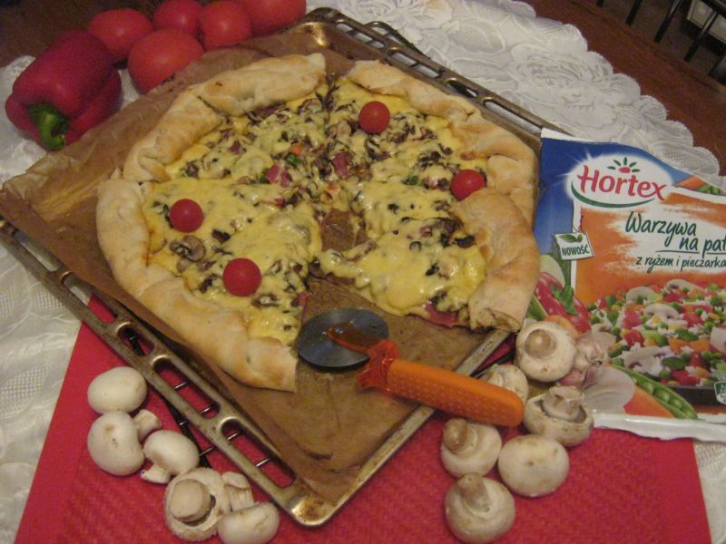 Pizza z salami i warzywami z ryżem Pizza z salami i warzywami z ryżem
