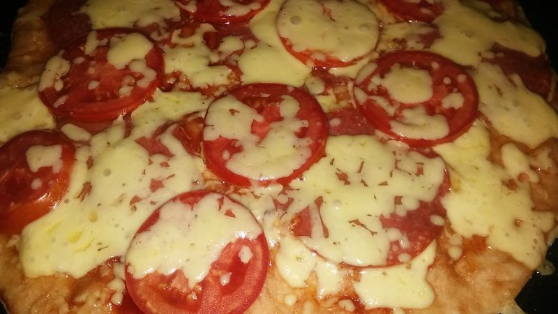 Pizza z salami, pomidorem i serem Pizza z salami, pomidorem i serem