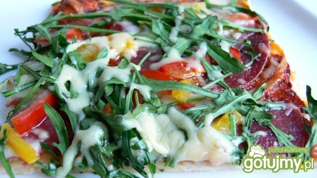Pizza z salami, rukolą i papryką Pizza z salami, rukolą i papryką