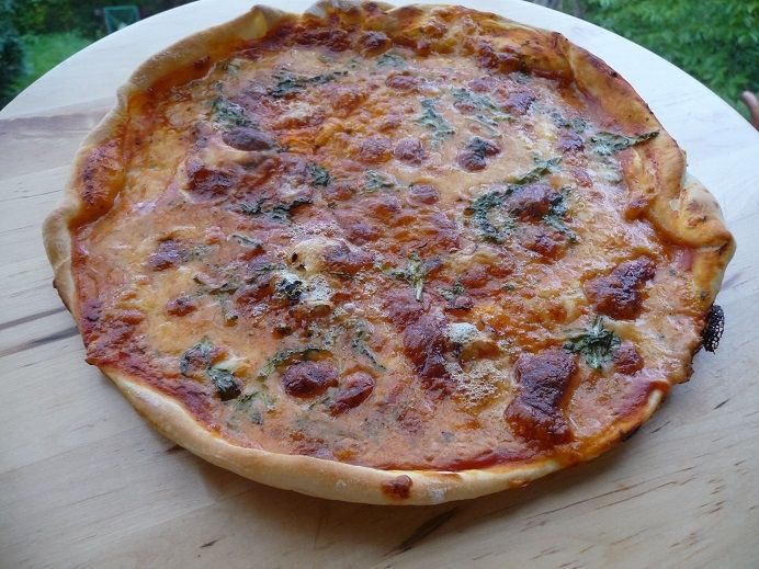 Pizza z serami i rukolą