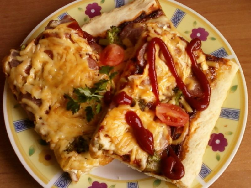 Pizza z serem camembert