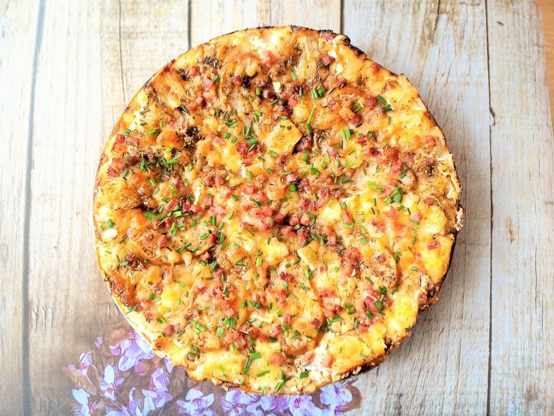 Pizza z serem camembert i gruszką 