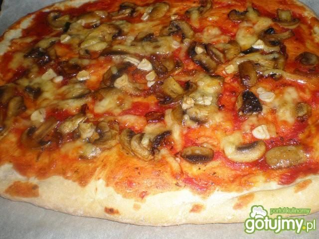 Pizza z serem i pieczarkami