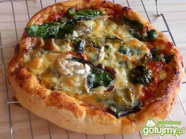 Pizza z serową, puchatą  otoczką