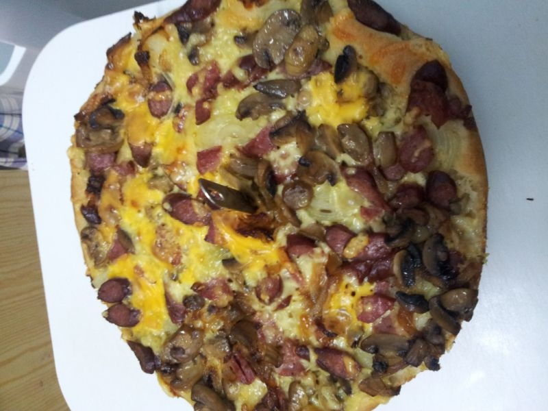 Pizza z siemieniem, śląską, pieczarkami i serkiem Pizza z siemieniem, śląską, pieczarkami i serkiem
