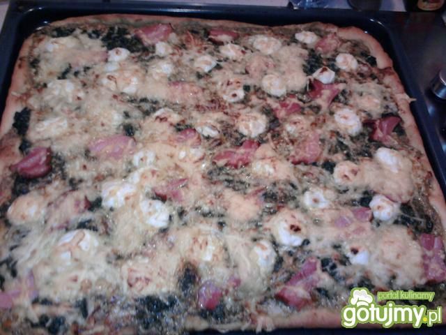 Pizza z sosem na bazie pesto Pizza z sosem na bazie pesto