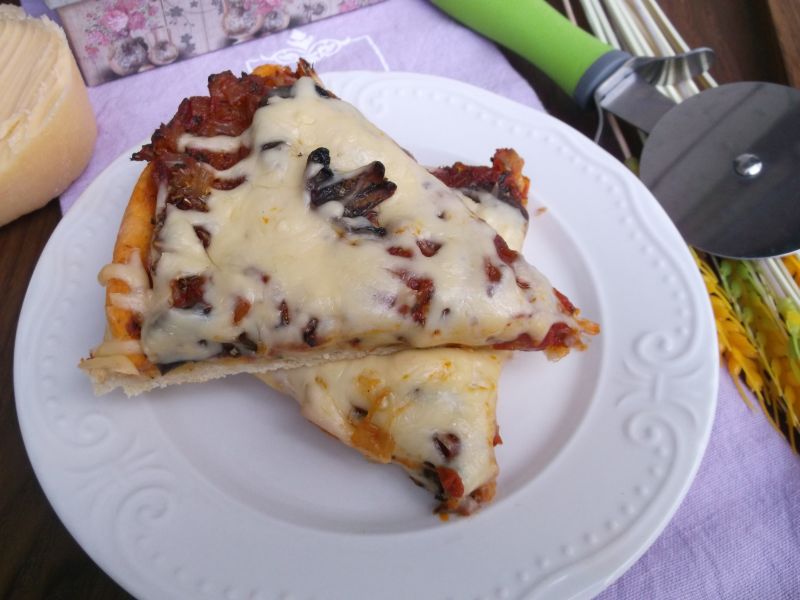 Pizza z sosem pomidorowym i pieczarkami Pizza z sosem pomidorowym i pieczarkami