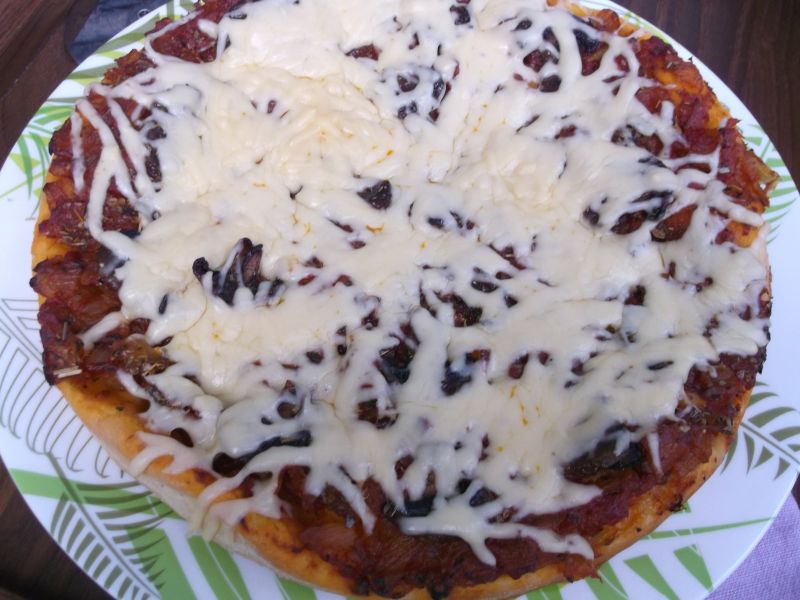 Pizza z sosem pomidorowym i pieczarkami