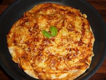 Pizza z sosem pomidorowym i serem