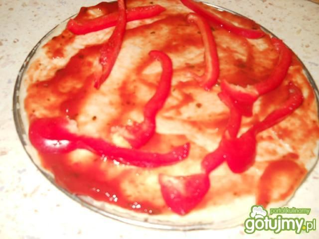 Pizza z sosem włoskim + czerwona papryka