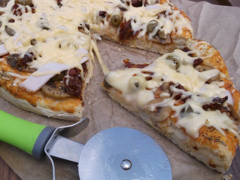 Pizza z suszonymi pomidorami, kaparami i oliwkami