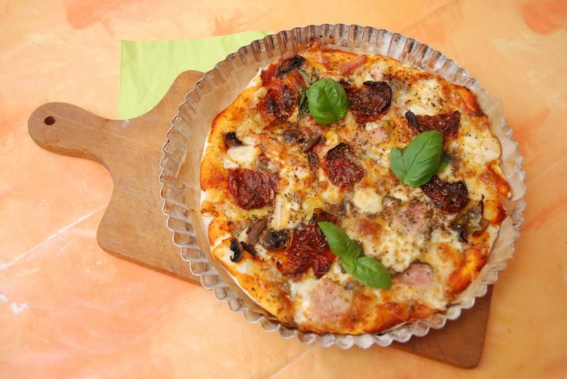 Pizza z suszonymi pomidorami, szynka, mozzarellą Pizza z suszonymi pomidorami, szynka, mozzarellą