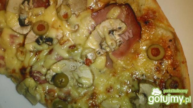 Pizza z szwarcwaldzką, zielonym pieprzem Pizza z szwarcwaldzką, zielonym pieprzem
