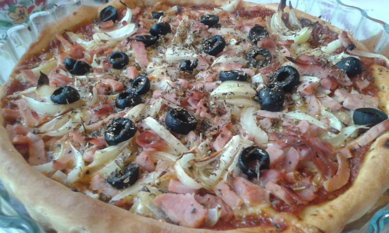 Pizza z szynką, cebulą i oliwkami Pizza z szynką, cebulą i oliwkami