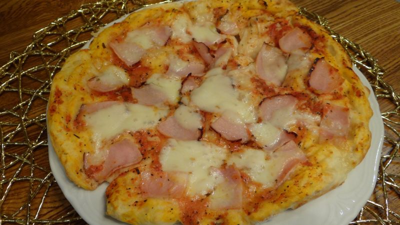 Pizza z szynką i mozzarellą Pizza z szynką i mozzarellą