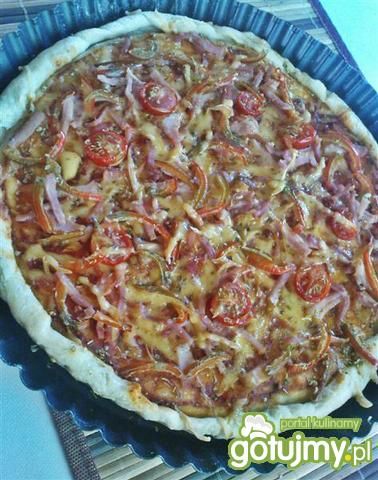 Pizza z szynką i papryką na cienkim Pizza z szynką i papryką na cienkim