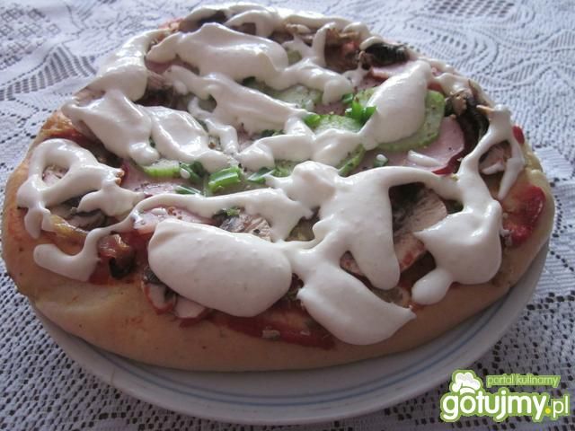 Pizza z szynką i pieczarkami 2