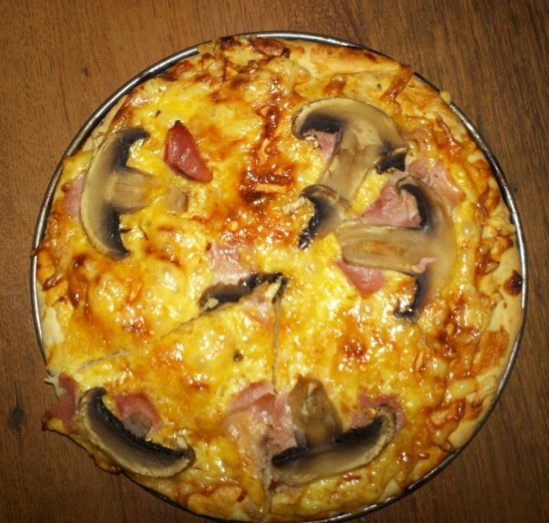 Pizza z szynką i pieczarkami Pizza z szynką i pieczarkami
