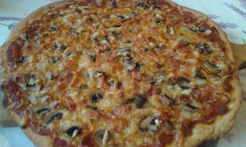Pizza z szynką i pieczarkami Pizza z szynką i pieczarkami